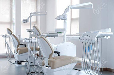 有一种尴尬叫吃饭塞牙！口腔专家：多半是这5种牙病在作祟