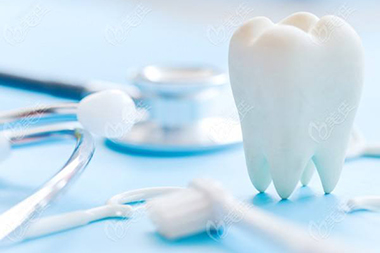 有一种尴尬叫吃饭塞牙！口腔专家：多半是这5种牙病在作祟